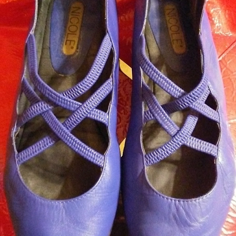 Nicole flats - Picture 1 of 2